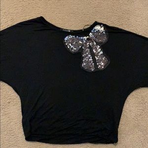 Black short sleeve shirt  with sequence bow